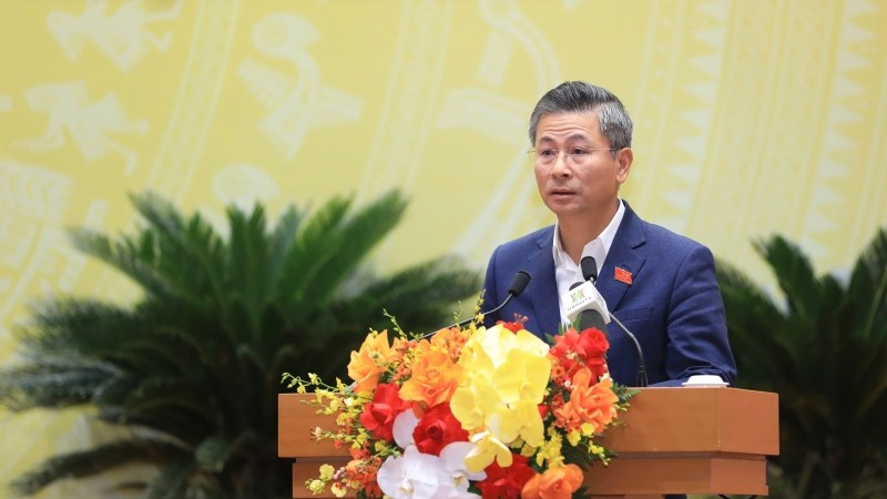 Giám đốc Sở Xây dựng Hà Nội Nguyễn Phi Thường trình bày nội dung 5 nghị quyết tại kỳ họp.