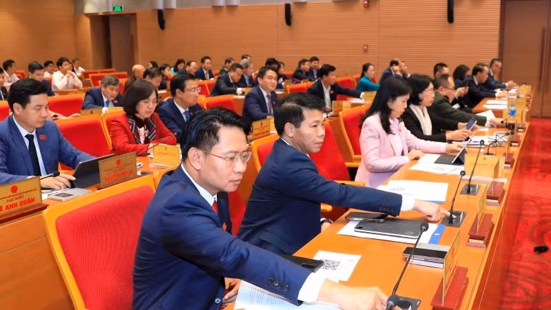 Các đại biểu Hội đồng nhân dân thành phố Hà Nội biểu quyết tại kỳ họp thứ 27.