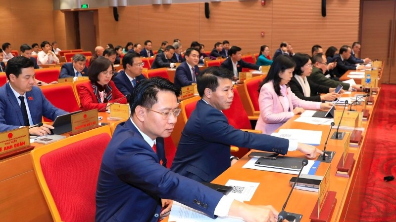 Các đại biểu Hội đồng nhân dân thành phố Hà Nội biểu quyết tại kỳ họp thứ 27.