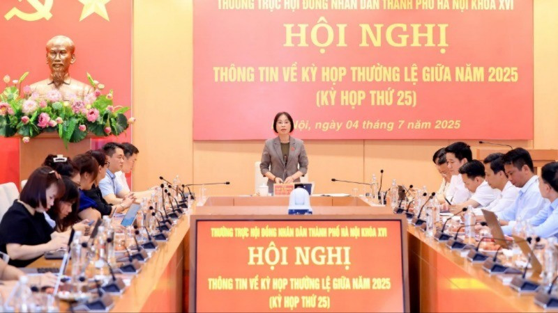 Phó Chủ tịch Hội đồng nhân dân thành phố Hà Nội Phạm Thị Thanh Mai trao đổi các vấn đề báo chí quan tâm.