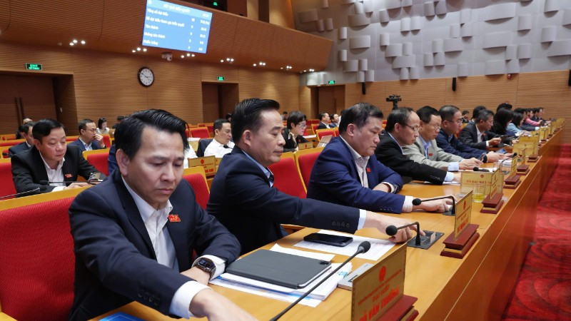 Đại biểu Hội đồng nhân dân thành phố Hà Nội biểu quyết tại kỳ họp thứ 29.