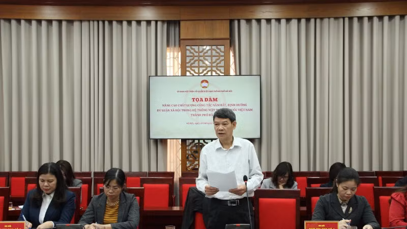 Ông Lê Hùng Dũng, Phó Chủ tịch Ủy ban Mặt trận Tổ quốc Việt Nam phường Giảng Võ (Hà Nội) trao đổi kinh nghiệm tại tọa đàm.