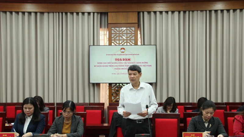 Ông Lê Hùng Dũng, Phó Chủ tịch Ủy ban Mặt trận Tổ quốc Việt Nam phường Giảng Võ (Hà Nội) trao đổi kinh nghiệm tại tọa đàm.