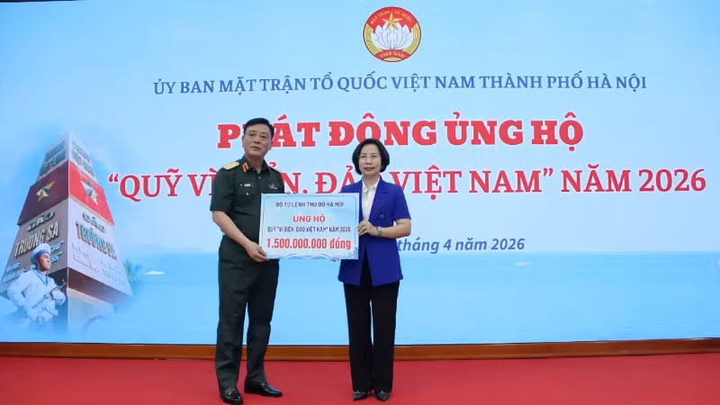 Ngay tại lễ phát động, 115 tập thể, cá nhân đã ủng hộ Quỹ "Vì biển, đảo Việt Nam".