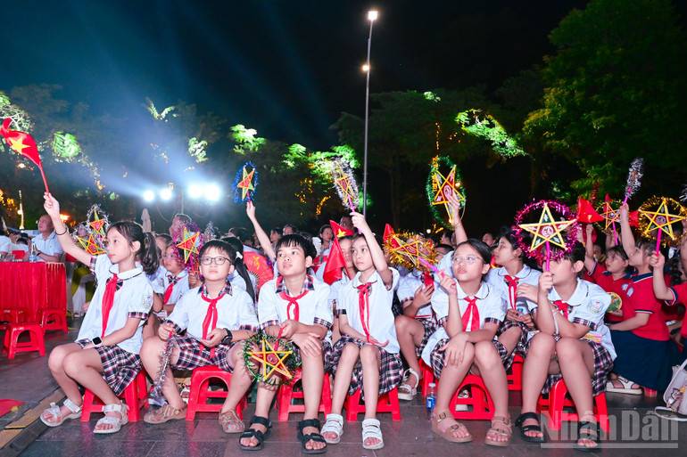 កុមារនៅក្នុងវួដ Son Tay បានឆ្លើយតបយ៉ាងរីករាយចំពោះកម្មវិធី។ ndo_br_img-0969.jpg