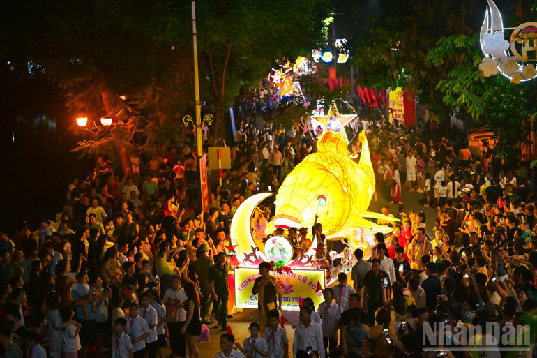 គំរូត្រីគល់រាំងដ៏អស្ចារ្យសម្លឹងមើលព្រះច័ន្ទទាក់ទាញចំណាប់អារម្មណ៍របស់អ្នកស្រុក និងអ្នកទេសចរ។ ndo_br_img-0948.jpg