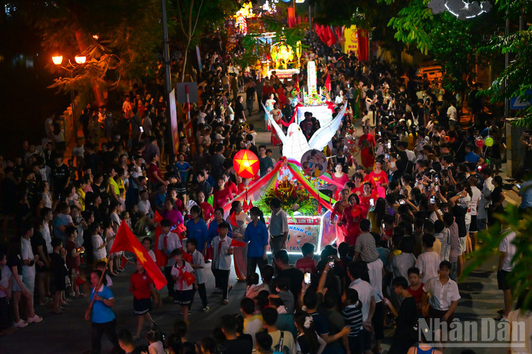 មនុស្សម្នាឈរនៅសងខាងផ្លូវអបអរក្រុមអ្នកជិតខាង ខណៈពួកគេដើរកាត់តាមគោម។ ndo_br_img-0952.jpg