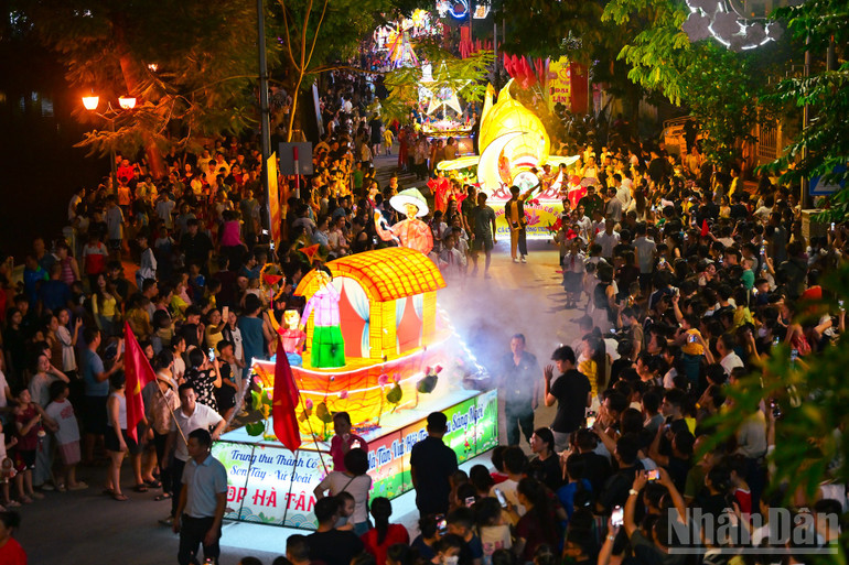 ក្រុមអ្នកស្រុក Ha Tan កាន់ចង្កៀងតាមផ្លូវដើរ Son Tay។ ndo_br_img-0949.jpg