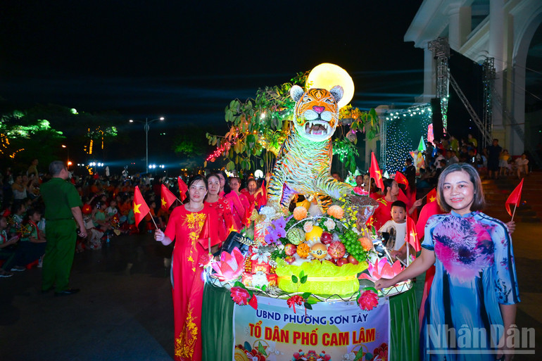 ក្រុមលំនៅឋាន ខេម ឡាំ ជាមួយគំរូគោមខ្លា។ ndo_br_img-0961.jpg