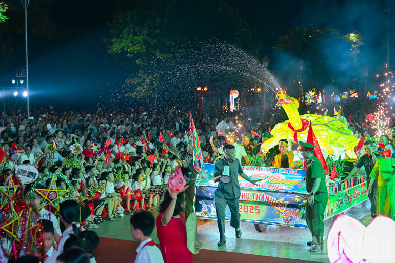 គំរូគោមអណ្តើកមាសនៃក្រុមលំនៅដ្ឋាន Van Gia បើកពិធីបុណ្យដង្ហែគោម។ ndo_br_img-0964.jpg