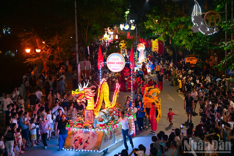 Dragon Lantern នៃក្រុមលំនៅដ្ឋាន Dong Sang ឆ្លងកាត់ផ្លូវដើរ Son Tay ។ ndo_br_img-0956.jpg