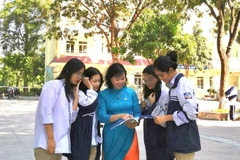 Cô giáo Nguyễn Thị Hạnh và các em học sinh Trường trung học phổ thông Thượng Cát (phường Thượng Cát, Hà Nội).