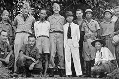 Chủ tịch Hồ Chí Minh chụp ảnh lưu niệm với nhóm tình báo Con Nai (Deer Team) thuộc Cơ quan tình báo Chiến lược Mỹ (OSS), tháng 8/1945. (Ảnh tư liệu)