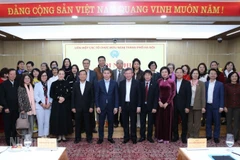 Các đại biểu tham dự hội nghị chụp ảnh kỷ niệm.