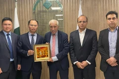 Đại sứ Việt Nam Phạm Anh trao quà tặng Bộ trưởng Qaiser Ahmed Sheikh. (Ảnh: Đại sứ quán Việt Nam tại Pakistan)