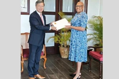 Đại sứ Lê Quang Long trình Quốc thư lên Toàn quyền Liên bang Saint Kitts và Nevis Dame Marcella Liburd. (Ảnh: Đại sứ quán Việt Nam tại Cuba)