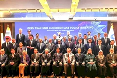 Bộ trưởng Nội vụ và An toàn Hàn Quốc Yun Hojung chụp ảnh kỷ niệm với các đại sứ, đại biện các nước tại Hàn Quốc. (Ảnh: Đại sứ quán Việt Nam tại Hàn Quốc)