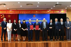 Các đại biểu chụp ảnh kỷ niệm. 