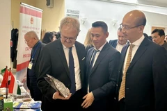 Tại Hội thảo, Đại sứ quán còn trưng bày giới thiệu các sản phẩm xuất khẩu tiêu biểu của Việt Nam như cà-phê, chè, hạt điều, gạo, trái cây chế biến, thủ công mỹ nghệ. (Ảnh: Đại sứ quán Việt Nam tại Hungary)