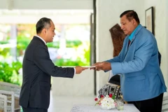 Đại sứ Phan Minh Giang trình Thư ủy nhiệm lên Đại diện Nhà vua Anh Charles III tại Quần đảo Cook Tom Marsters. (Ảnh: Đại sứ quán Việt Nam tại New Zealand)