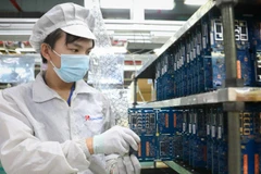 Sản xuất linh kiện điện tử tại khu công nghiệp – một trong những ngành mũi nhọn của tổ hợp công nghiệp vùng. 