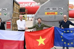 Lễ tiếp nhận lô hàng viện trợ nhân đạo của Chính phủ Ba Lan diễn ra tại sân bay Nội Bài ngày 28/12. (Ảnh: Đại sứ quán Việt Nam tại Ba Lan cung cấp)