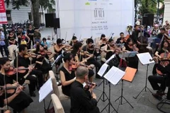 Cách đây hơn 10 năm, chương trình Luala concert - một chương trình hòa nhạc đường phố chất lượng cao được tổ chức vào chiều chủ nhật hàng tuần trên hè phố Lý Thái Tổ được công chúng chào đón nồng nhiệt. (Ảnh: Chương trình LUALA concert cung cấp)