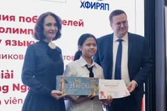 Ban tổ chức trao giải phụ cho thí sinh tham gia Cuộc thi. 