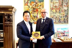 Đại sứ Hà Hoàng Hải và Phó Chủ tịch thành phố Wrocław Jakub Mazur. (Ảnh: Đại sứ quán Việt Nam tại Ba Lan)