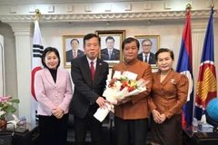 Đại sứ Vũ Hồ chúc mừng Đại sứ Lào Songkane Luangmuninthone nhân kỷ niệm 50 năm Quốc khánh nước Cộng hòa Dân chủ Nhân dân Lào.