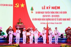 Thừa ủy quyền của Chủ tịch nước, Chuẩn Đô đốc Lê Bá Quân trao Huân chương Bảo vệ Tổ quốc hạng Nhất tặng Vùng 5 Hải quân.