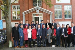 Đoàn công tác chụp ảnh kỷ niệm tại Trung tâm thương mại Đồng Xuân Berlin. (Ảnh: Đại sứ quán Việt Nam tại Cộng hòa Liên bang Đức)