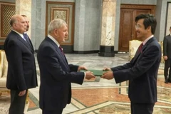 Đại sứ Nguyễn Lương Ngọc đã trình Thư ủy nhiệm lên Tổng thống Cộng hòa Iraq Abdul Latif Jamal Rashid. (Ảnh: Đại sứ quán Việt Nam tại Iran)