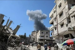 Khói bốc lên sau cuộc không kích của Israel xuống thành phố Gaza ngày 10/9/2025. (Ảnh: THX/TTXVN)