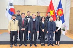 Đoàn đại biểu Tổng Liên đoàn Lao động Việt Nam chụp ảnh kỷ niệm với cán bộ Đại sứ quán Việt Nam tại Hàn Quốc (Ảnh: Khánh Vân/TTXVN)