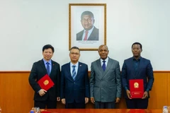 Bộ trưởng Nông Lâm Angola Isaac Maria dos Anjos và Đại sứ Dương Chính Chức chứng kiến Lễ ký Biên bản về việc triển khai Dự án hỗ trợ kỹ thuật phát triển nông lâm nghiệp bền vững cho Angola. (Ảnh: Đại sứ quán Việt Nam tại Angola)