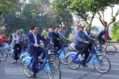 Hơn 300 đại biểu quốc tế và Việt Nam tham gia chương trình "Hành trình đạp xe hữu nghị vì Hà Nội xanh" lần thứ 5.