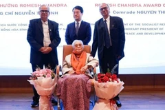 Nguyên Phó Chủ tịch nước Nguyễn Thị Bình, Chủ tịch danh dự Quỹ Hòa bình và Phát triển Việt Nam (nay là Hội đồng Hòa bình và Phát triển Việt Nam được trao Giải thưởng Hòa bình Romesh Chandra.