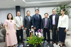 Phó Tổng thống Venezuela Jorge Márquez (đứng giữa) và Đại sứ Việt Nam tại Venezuela Vũ Trung Mỹ (thứ 3 từ trái sang) chụp ảnh cùng Đoàn công tác. (Ảnh: Đại sứ quán Việt Nam tại Venezuela)