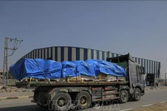 Xe tải chở hàng viện trợ tại miền Trung Dải Gaza. (Ảnh tư liệu: AFP/TTXVN)