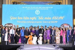 Các đại biểu tham dự chương trình giao lưu hữu nghị " Rực rỡ ASEAN" chụp ảnh kỷ niệm. (Ảnh: KHÁNH LAN)