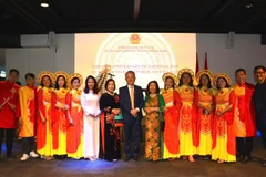 Đại sứ Ngô Hướng Nam chụp ảnh với các thành viên tham gia chương trình nghệ thuật tại lễ kỷ niệm. (Ảnh: Đại sứ quán Việt Nam tại Hà Lan)