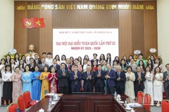 Ban Chấp hành Hội Hữu nghị Việt Nam-Australia khóa IV, nhiệm kỳ 2025-2030 ra mắt Đại hội. (Ảnh: KHÁNH LAN)