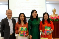 Thứ trưởng Ngoại giao Lê Thị Thu Hằng tặng sách giảng dạy tiếng Việt cho đại diện cộng đồng người Việt tại Hà Lan. (Ủy ban Nhà nước về người Việt Nam ở nước ngoài)