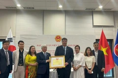 Chủ tịch Ủy ban Trung ương Mặt trận Tổ quốc Việt Nam Đỗ Văn Chiến trao Bằng khen tặng tập thể Hiệp hội Doanh nhân và Đầu tư Việt Nam-Hàn Quốc. (Ảnh: VKBIA)