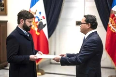 Đại sứ Nguyễn Việt Cường trình Quốc thư lên Tổng thống Cộng hòa Chile Gabriel Boric Font. (Ảnh: Đại sứ quán Việt Nam tại Chile)