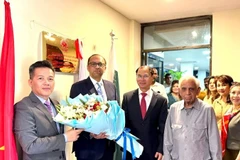 Đại sứ Phạm Anh Tuấn (đứng giữa) tặng hoa chúc mừng ông Rizwan Fareed, Lãnh sự danh dự Việt Nam và khai trương Văn phòng Lãnh sự danh dự Việt Nam tại Lahore. (Ảnh: Đại sứ quán Việt Nam tại Pakistan)