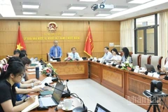 Toàn cảnh sự kiện diễn ra tại đầu cầu Hà Nội. (Ảnh: KHÁNH LAN)