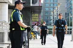 Cảnh sát tuần tra tại ga tàu điện ngầm Seohyeon, phía Nam thủ đô Seoul, Hàn Quốc. (Ảnh: Yonhap/TTXVN) 