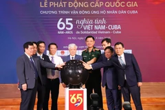 Chủ tịch Ủy ban Trung ương Mặt trận Tổ quốc Việt Nam Đỗ Văn Chiến cùng các đại biểu bấm nút phát động chương trình vận động ủng hộ nhân dân Cuba với chủ đề "65 năm nghĩa tình Việt Nam-Cuba". (Ảnh: Báo Đại đoàn kết)